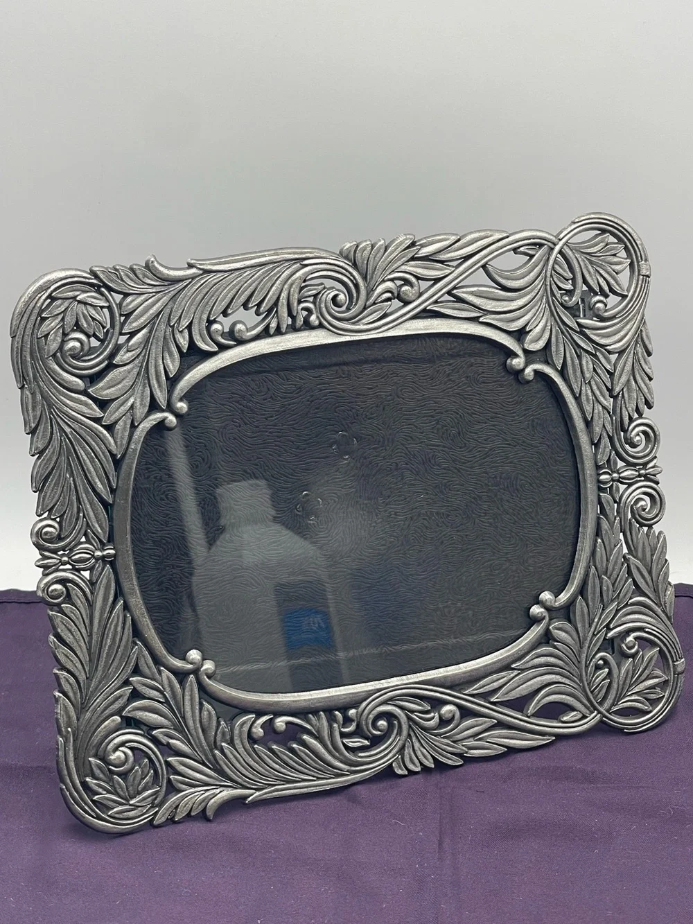 Vintage Ornate Silver Tone Metal Picture Frame w/ 5x7 Oval Opening Acanthus Leaf
